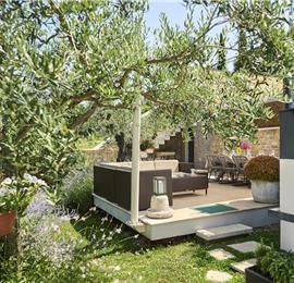4 Bedroom Luxury Villa Retreat with Heated Infinity Pool near Buje, Sleeps 8-10